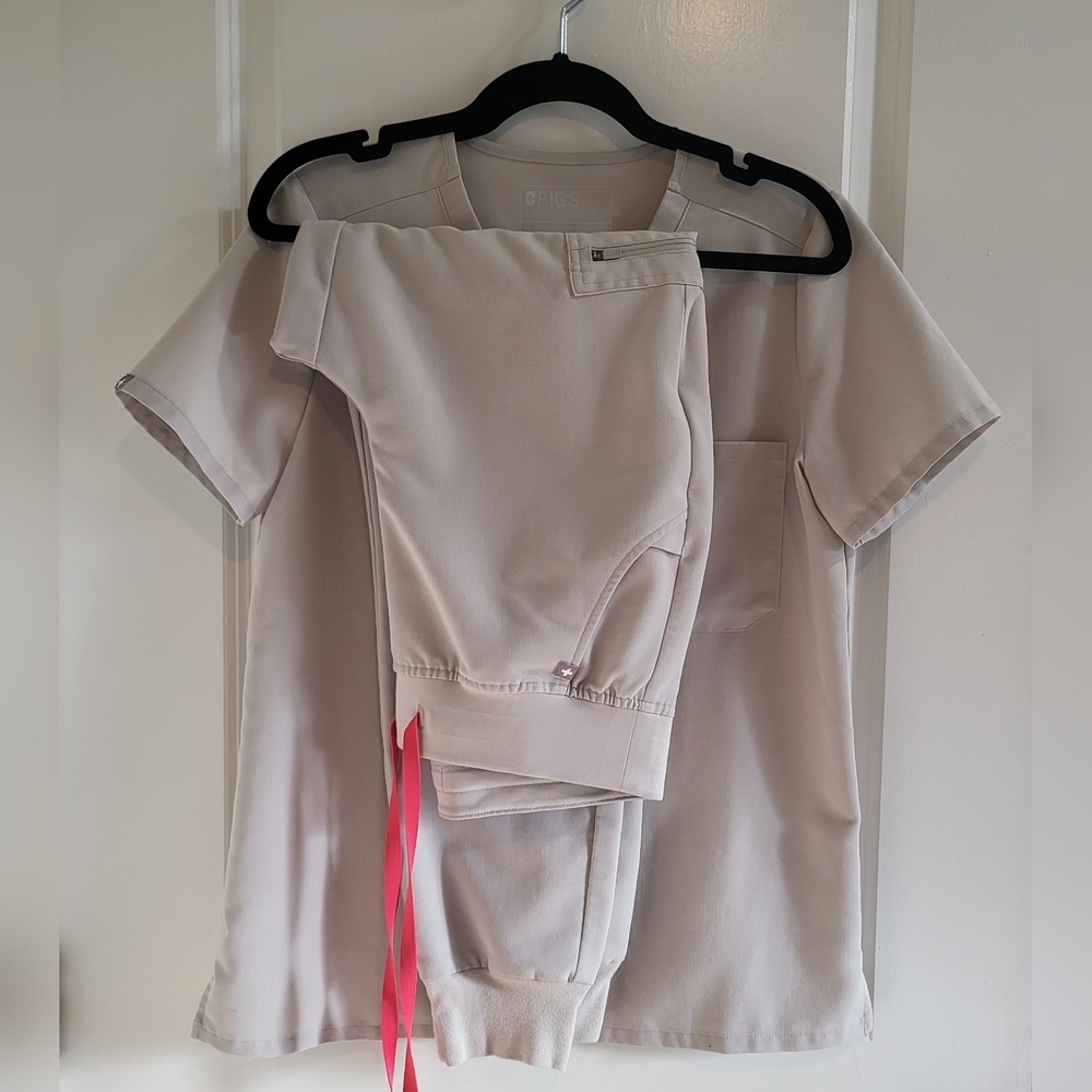 Figs high-waisted joggers scrubs set size small top